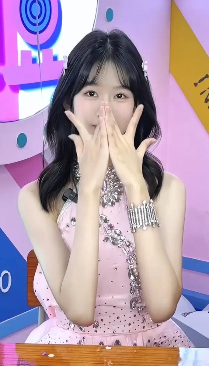 鲍蕾为女儿贝儿庆17岁生日 曹格儿子joe暖心送祝福26日，演员鲍蕾发视频祝女儿