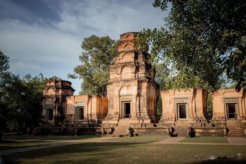 泰柬边境突然爆发冲突，火箭炮与战机齐登场，这背后究竟藏着怎样的隐情？24日上午，
