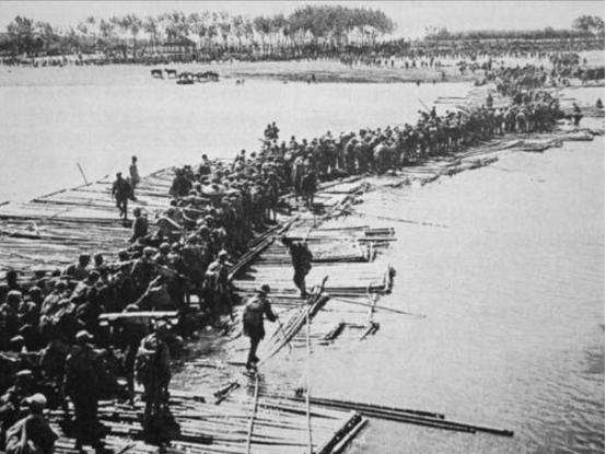 1949年，蒋介石正在睡午觉，醒来后，却发现天塌了，亲信俞济时告诉他：“南京失守