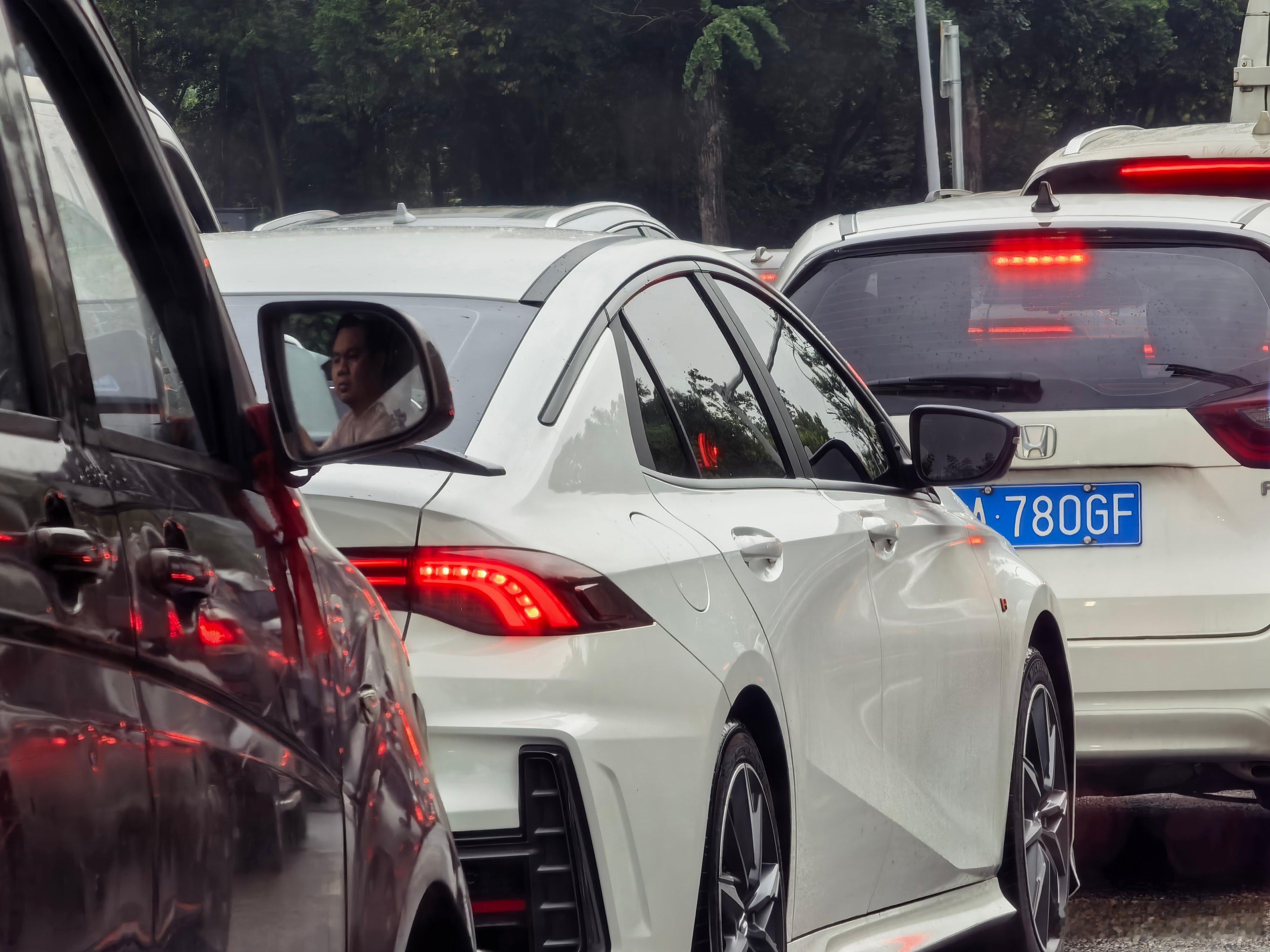 一台影豹，一台UNI-T，一路彪着走，互相竞技，只能说国产车改变了这个格局，换以