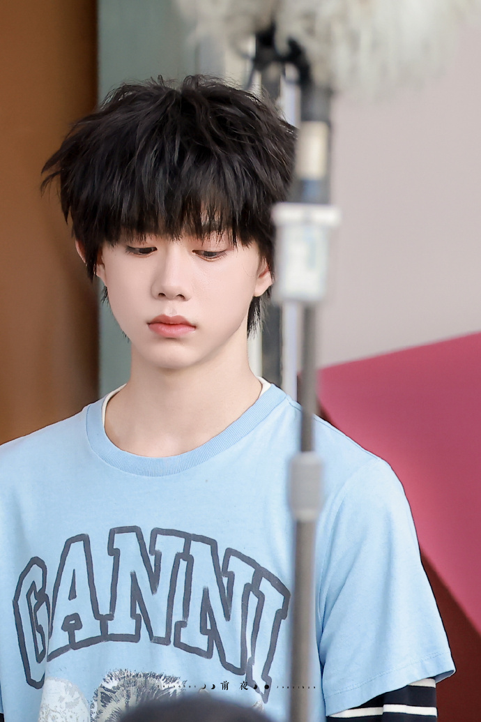 陈奕恒戴护膝陈奕恒蓝色系清爽look 陈奕恒蓝色系清爽look，陈奕恒这是戴好护