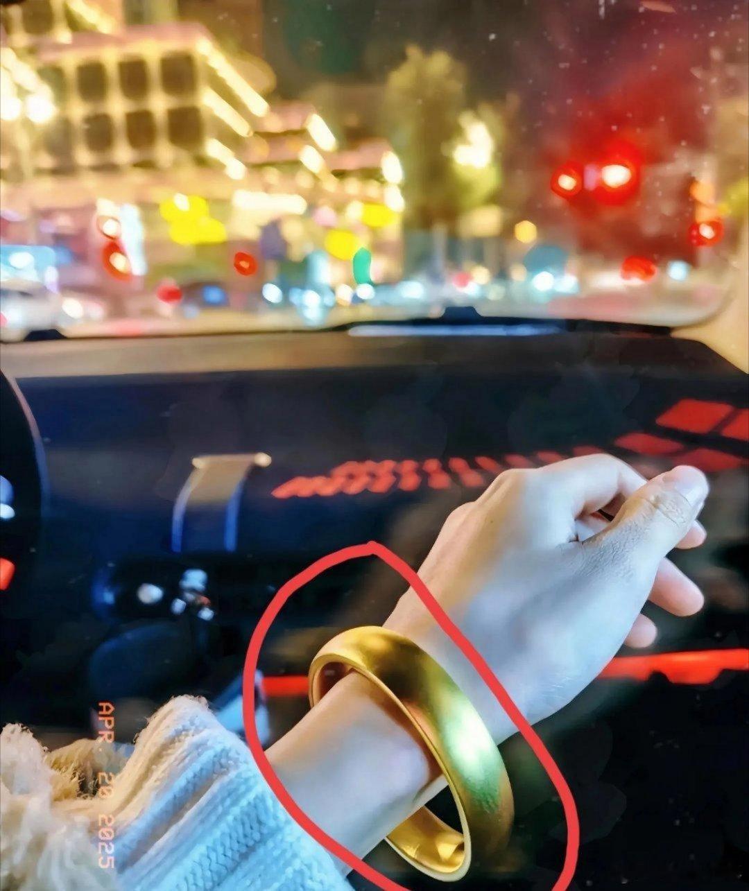 昨天跟朋友聚餐，她瞧见我戴的金手镯，就问：你这手镯多少克呀？我回她：200 多克