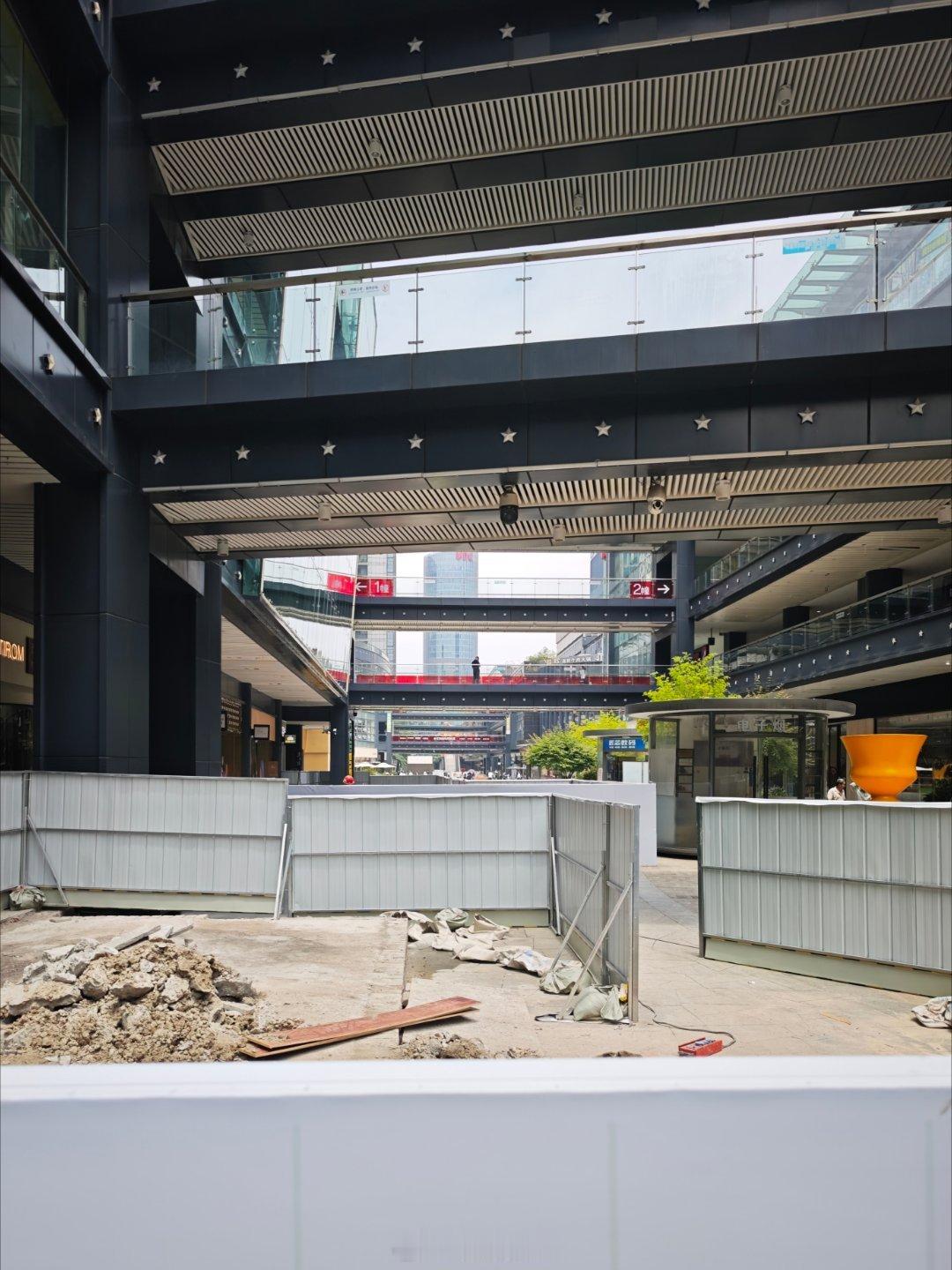 正在改造的星光大道。不少店铺跟建筑已有明显的时代脱节。 