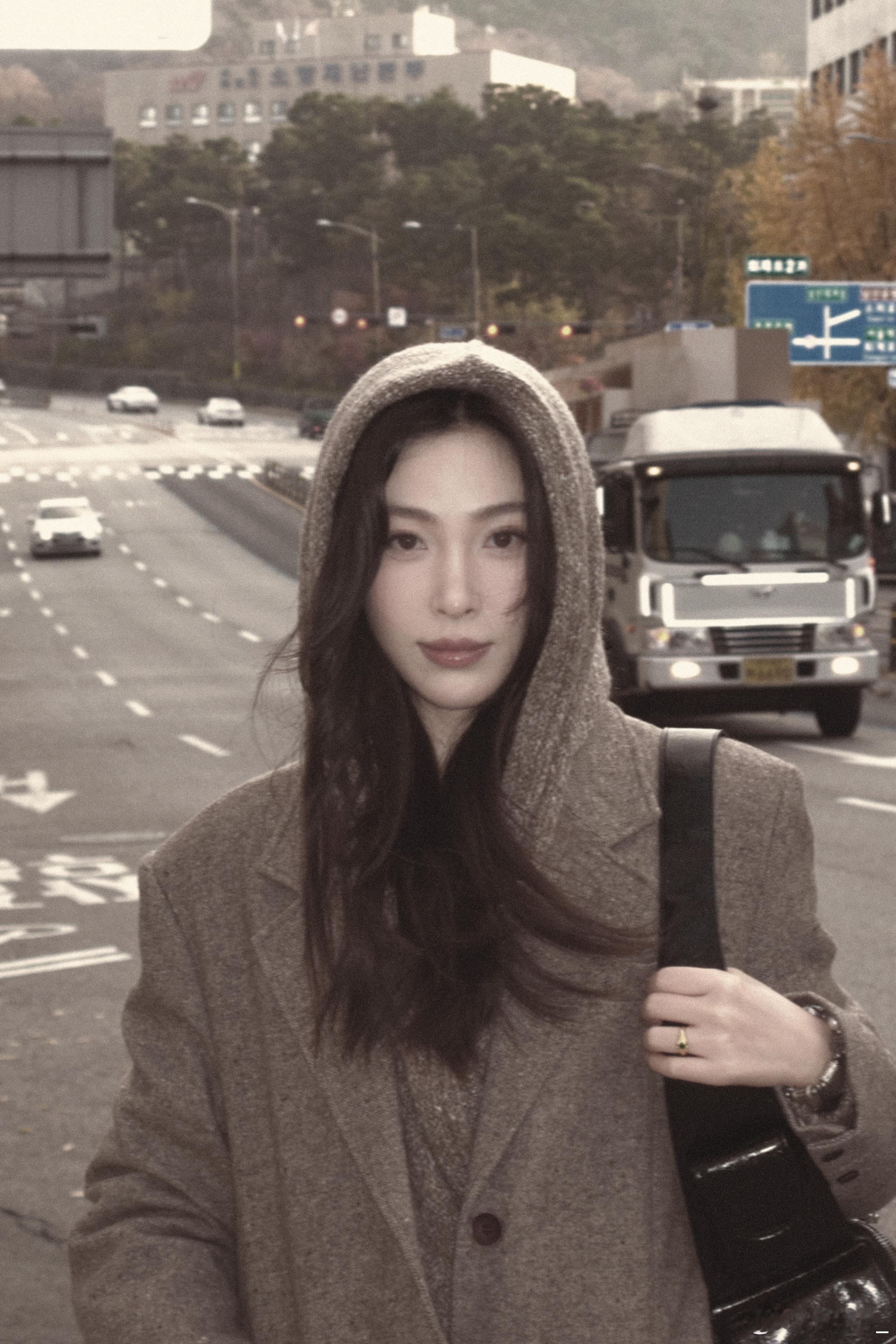 又失眠了……翻了翻相册……在韩国拍的这组《晚秋》还没发……挺喜欢这种感觉的……你