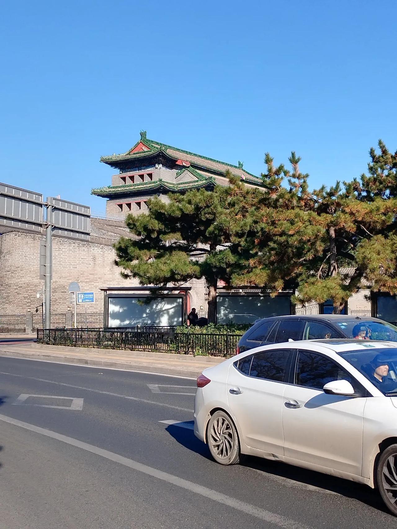 卜算子   闲思
文/李耀海
岁月总匆匆，
往事安能退。
恰似秋天一阵风，
落叶
