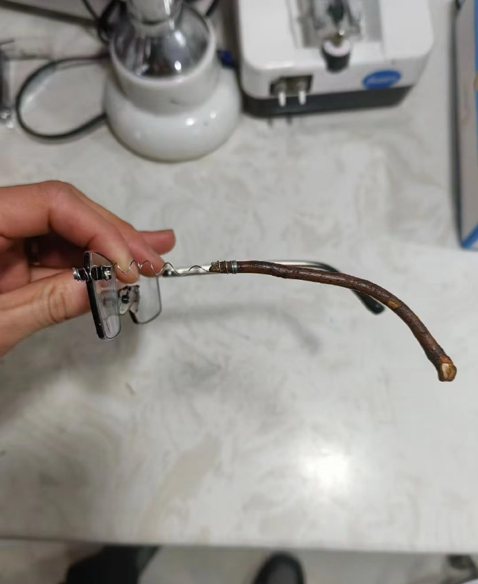 自带悬挂避震系统的眼镜 