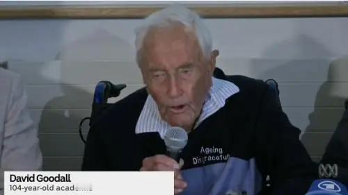 活得太久是不是也是一种苦恼呢？2018年，104岁的科学家在家人的陪同下远赴瑞士