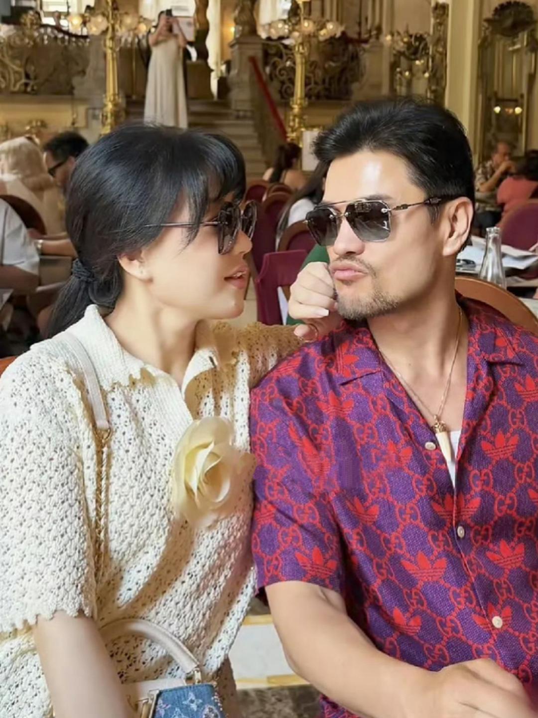 吕良伟和老婆小娟现身布达佩斯一家咖啡馆，吕良伟又留起来了上海滩中丁力扮相的小胡子