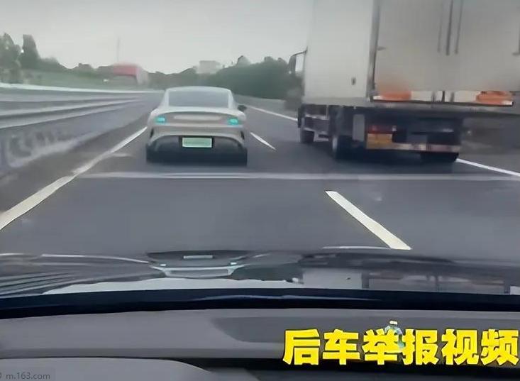 高速堵车的原因找到了！男子高速上行车太慢，被后车闪灯提示后，他一时赌气，故意低速