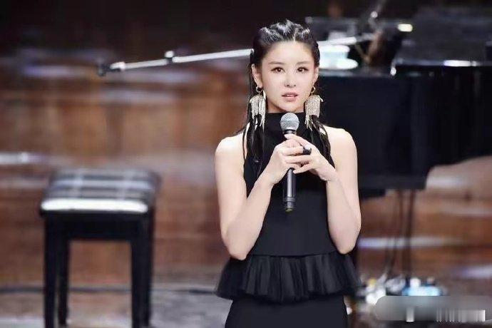 从来不拍吻戏，甚至冯巩曾经还想认她当自己的“干女儿”，出道20多年从不拍吻戏，年