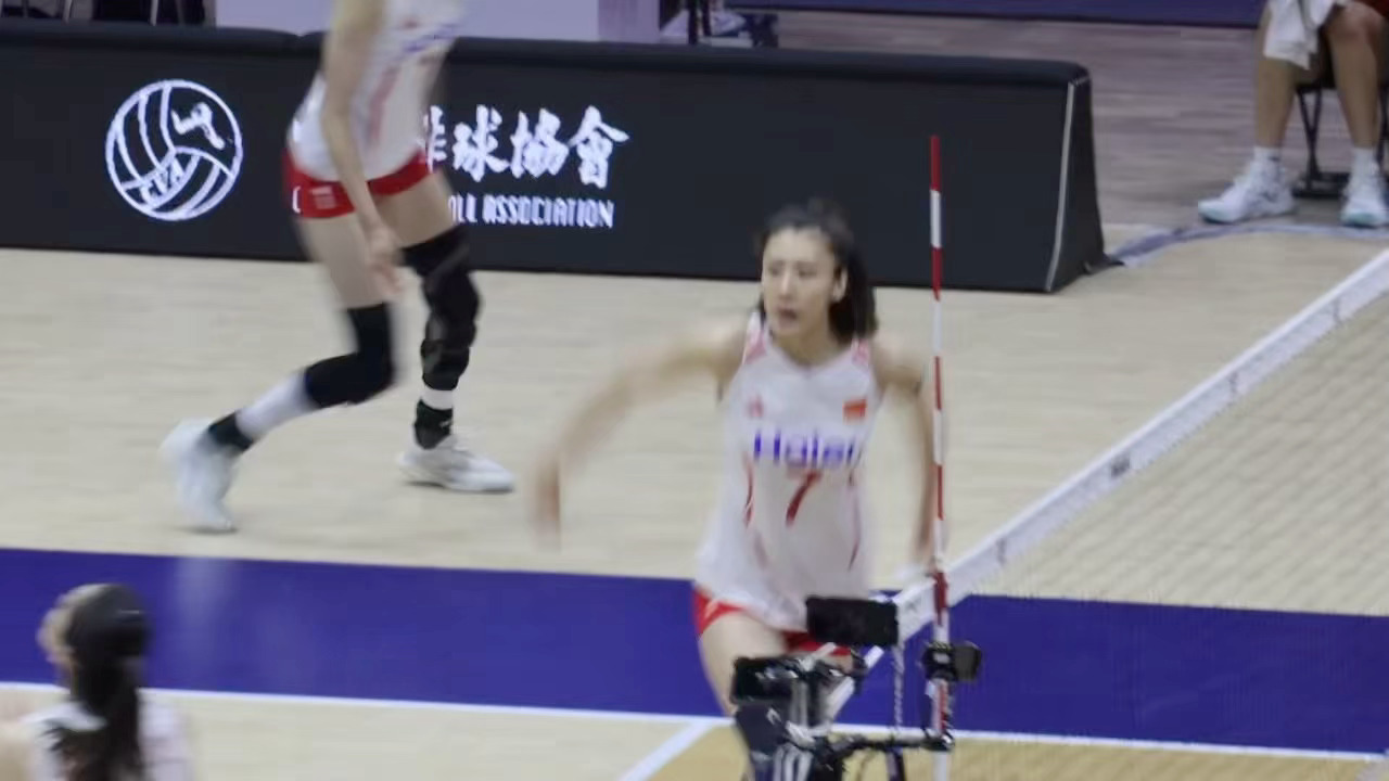 第五局这个球当时我也楞了一下觉得是泰国女排碰到的 结果瓜女这边没有任何反应 没想