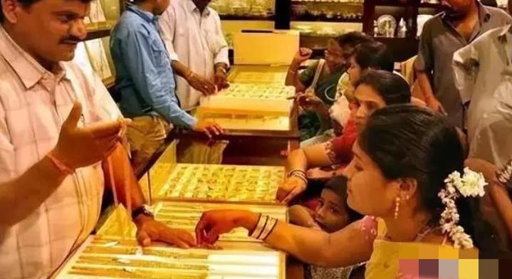 印度想把自己存在美国的黄金运回家，美国不让。可另一边，中国却用聪明的办法，把黄金