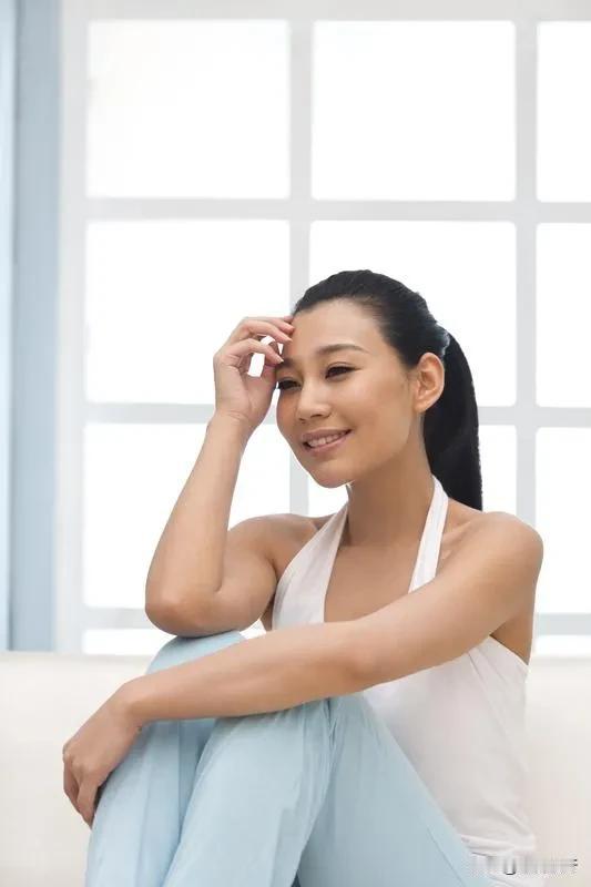一个女人蹲在路边吃个饭，十个男人路过，九个会心疼这个女人。
一个男人蹲在路边吃个