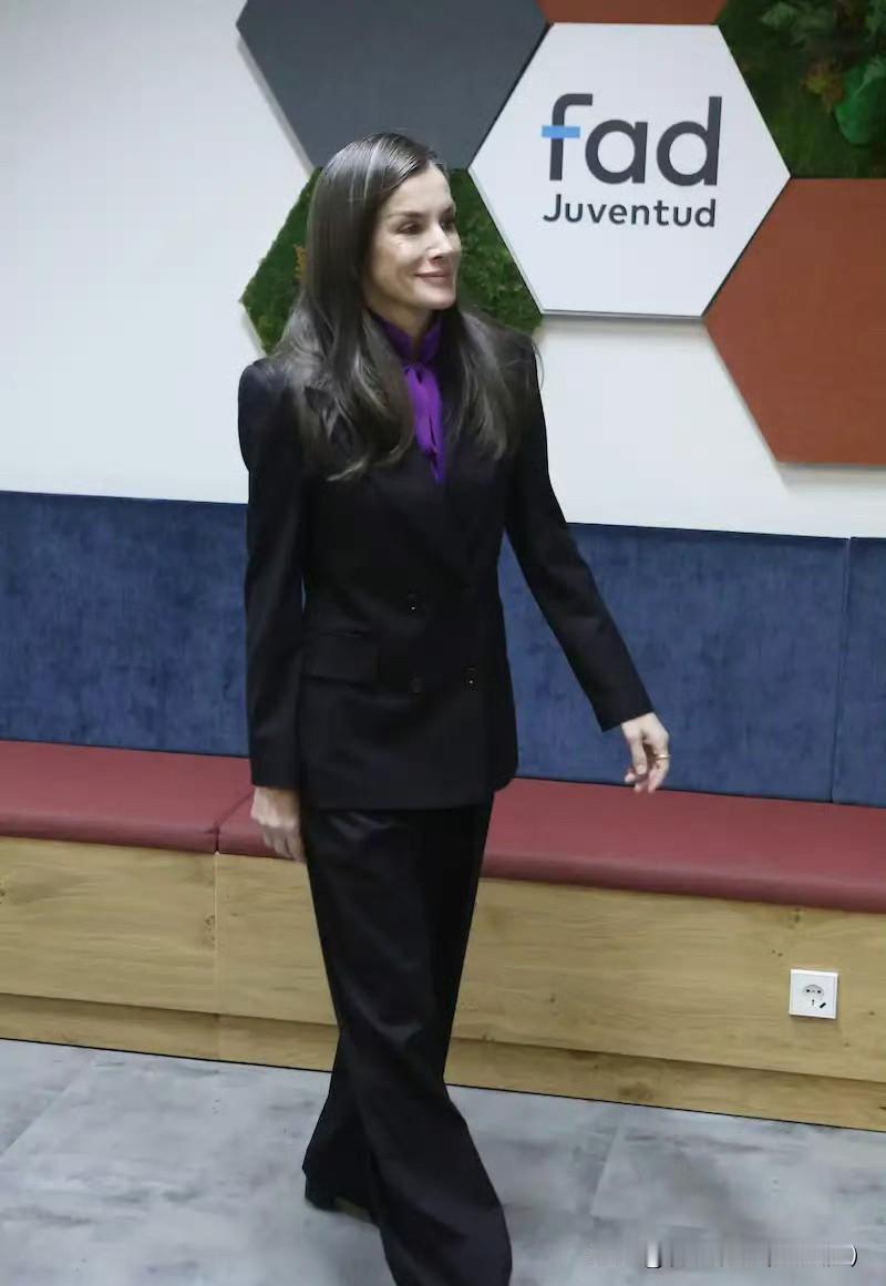 莱蒂齐亚王后的公务，参加基金会会议，黑色搭配紫色还是比较冒险的！