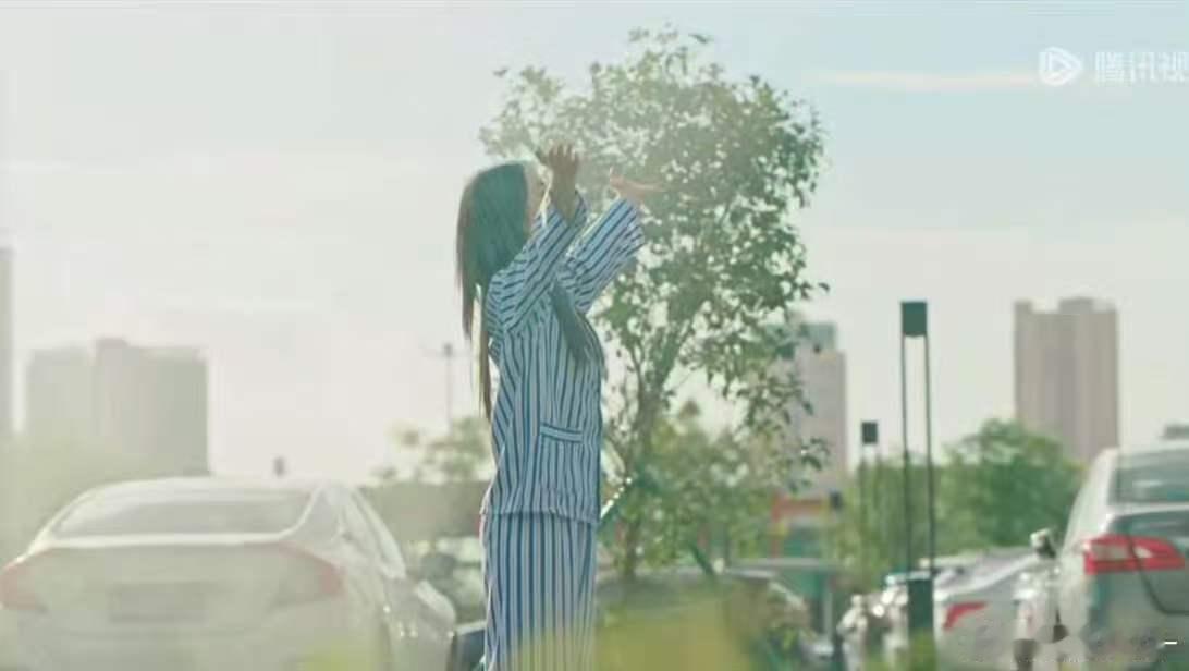 邓恩熙雨中转圈直拍 嘿！邓恩熙雨中转圈直拍，蓝白裙摆随风飘，头发被雨打湿，又懵又