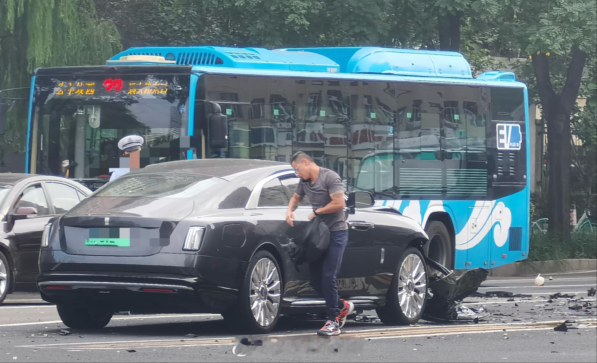 WTF我的天我看到了什么我蹲一个后续看看到底是真是假~~~至于图里这人大家熟悉吧