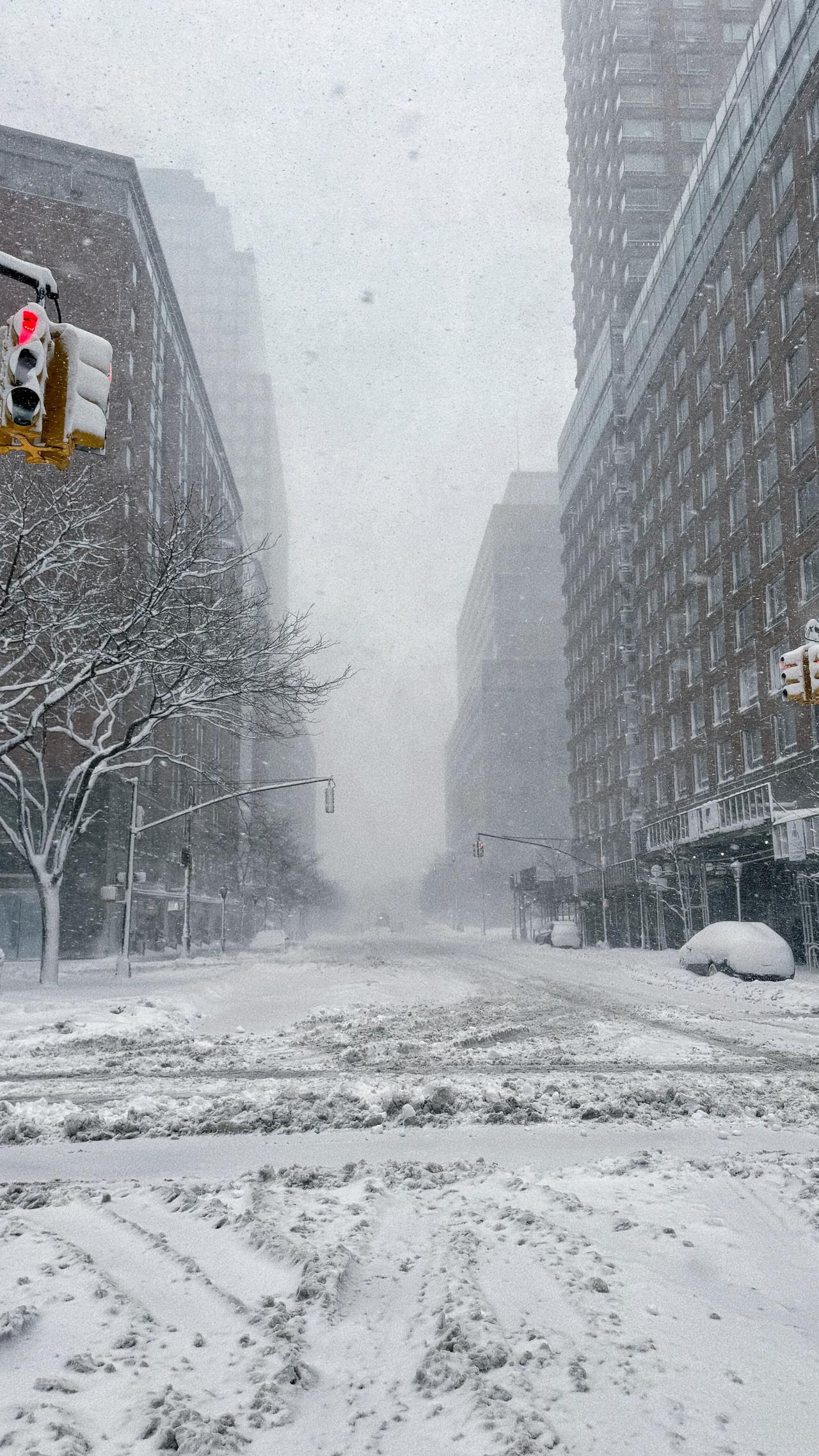 纽约大暴雪，去连线的路上睫毛给冻住了[惊呆]南方人第一次体验这么厚的雪，一脚进去