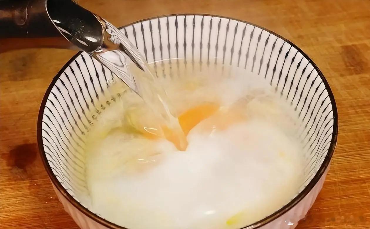 #健闻登顶计划# 【为什么不建议开水冲鸡蛋？】从冰箱里拿出来的鸡蛋即使用开水冲，