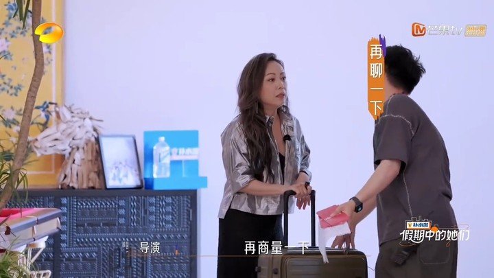 邓萃雯拿走的行李箱是侯佩岑的邓萃雯雯女是这样拽的 ​​​