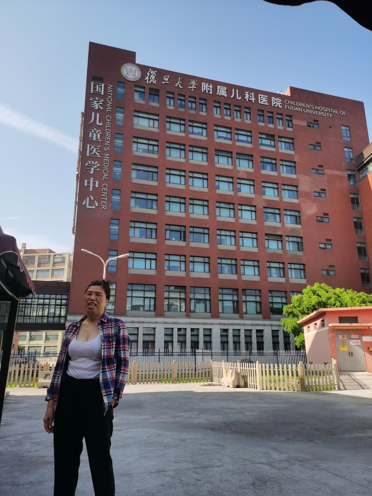 偶遇一奶奶，不仅要问？都这个岁数了还穿成这样？不知道她到底想表达什么？真要是让自