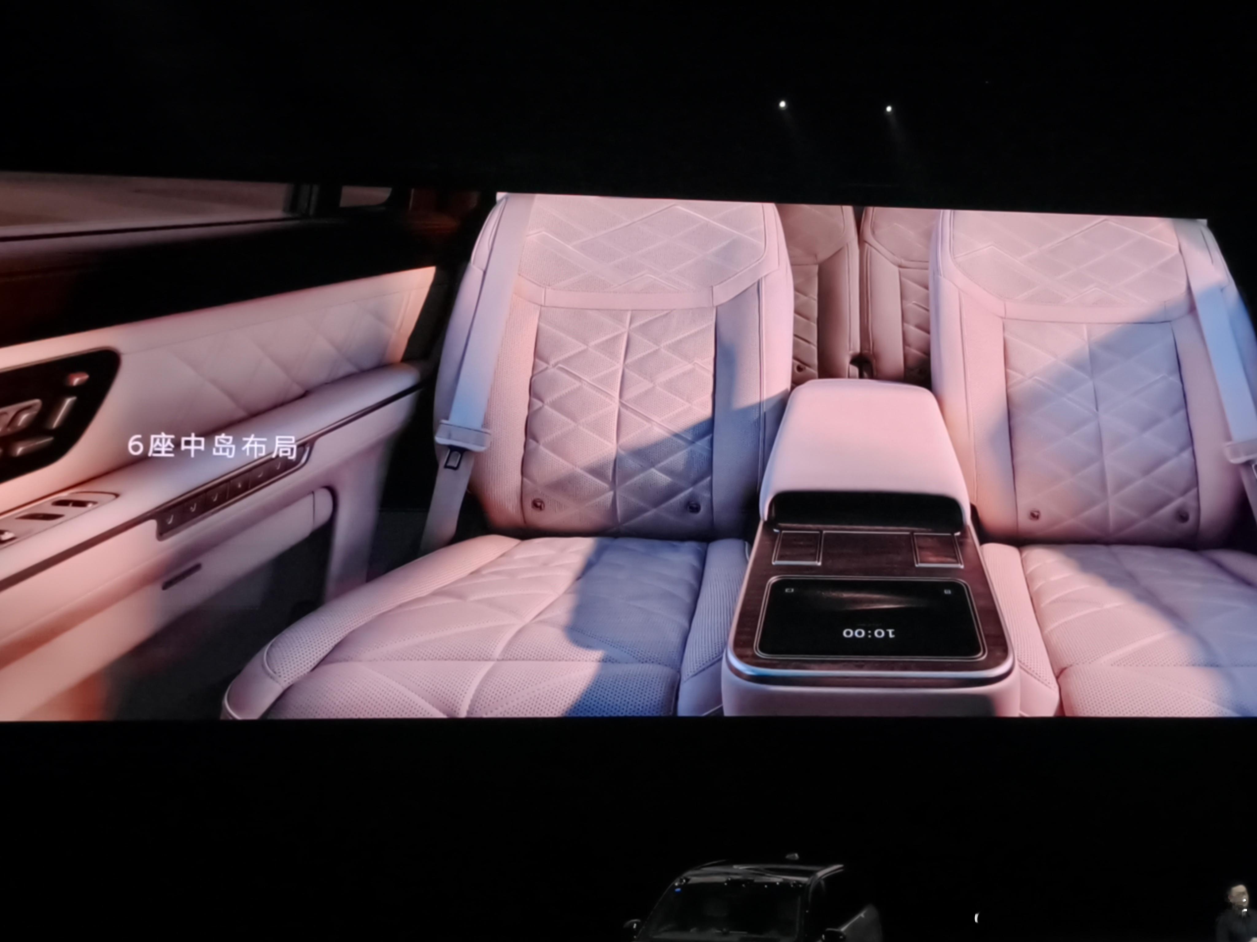 蔚来 ES9 的两种六座版本，一种偏行政中岛，一种是方便进出第三排的通道布局。座