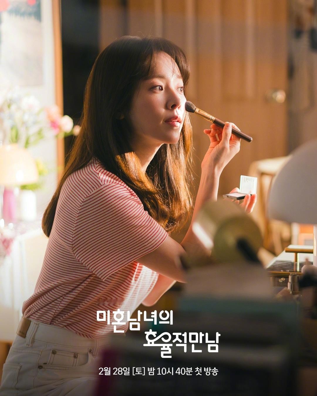 JTBC新周末剧未婚男女的效率恋爱 公开韩志旼 剧照。该剧改编自同名网漫，讲述下