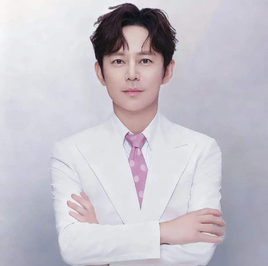 坚持26年从不请假，可能不是美德，而是系统的漏洞。
何炅一个人，回复了5000封