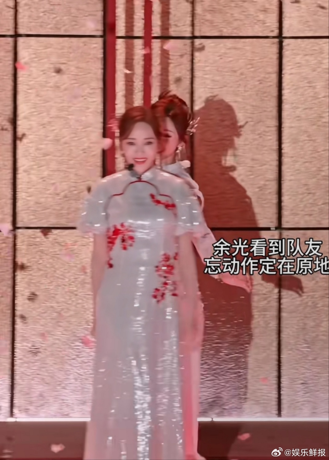 吴宣仪花田错救场侯佩岑有吴宣仪这样的队友在就是非常安心的存在，一起帮忙扒舞，舞台