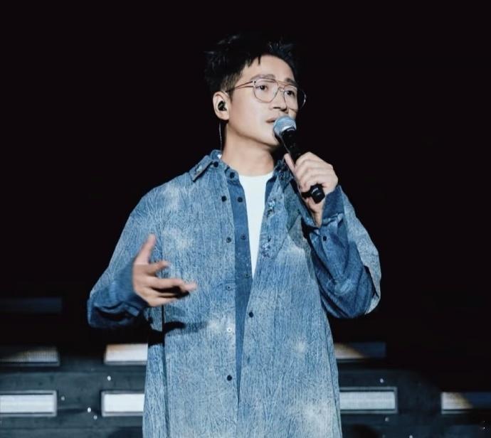 何晟铭内娱男团进化史从春晚舞台到电视剧，何晟铭凭借才华一步步突破自我，不愧是内娱