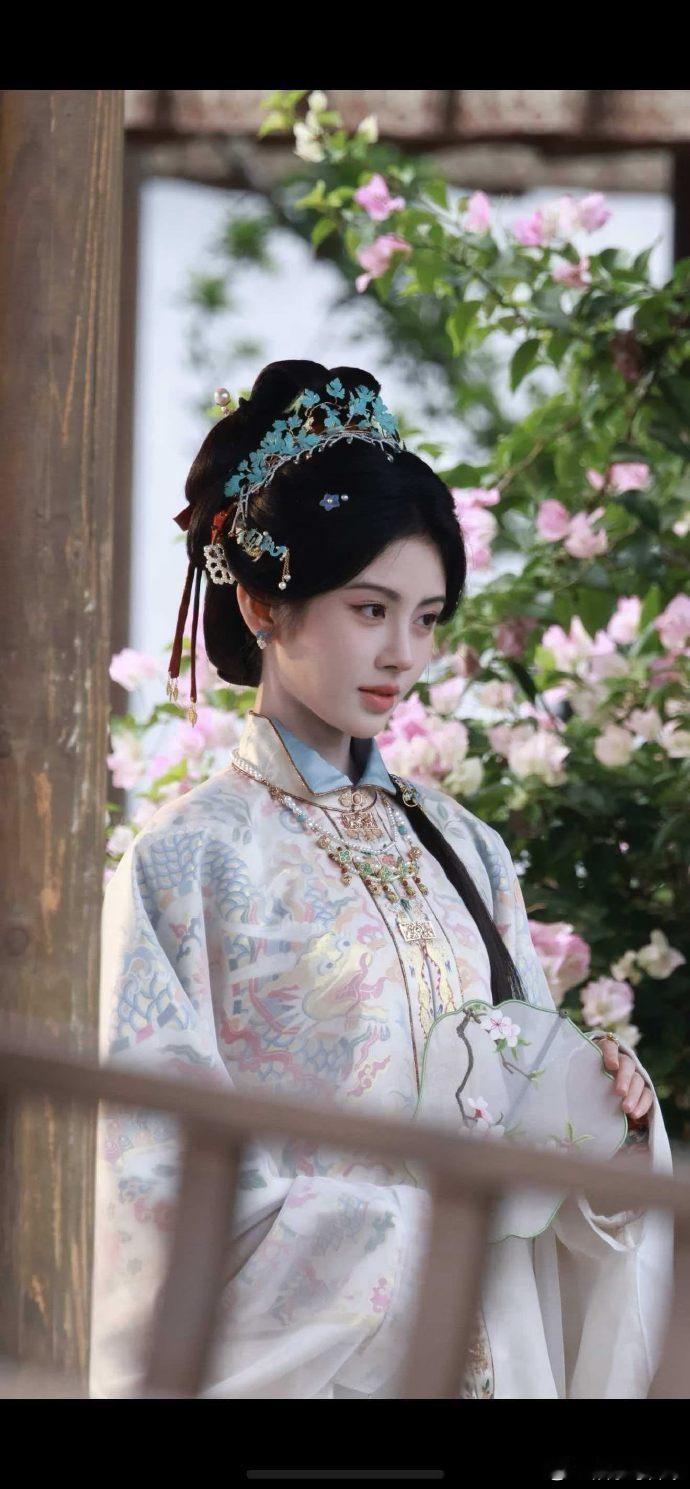 鞠婧祎苏绿夏明制妆造鞠婧祎明制妆造刷完整套苏绿夏明制路透，最大的感受是克制又高级