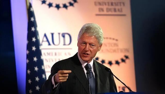 美国前总统克林顿亲口承认：当初拉着中国进入世贸组织，原本是想借机来锁住，谁料，中