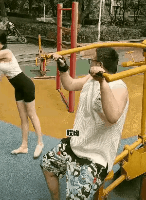 照片中的这个女孩，四岁就开始练习舞蹈，现在已经练14年了，真像老话说那样，台上一
