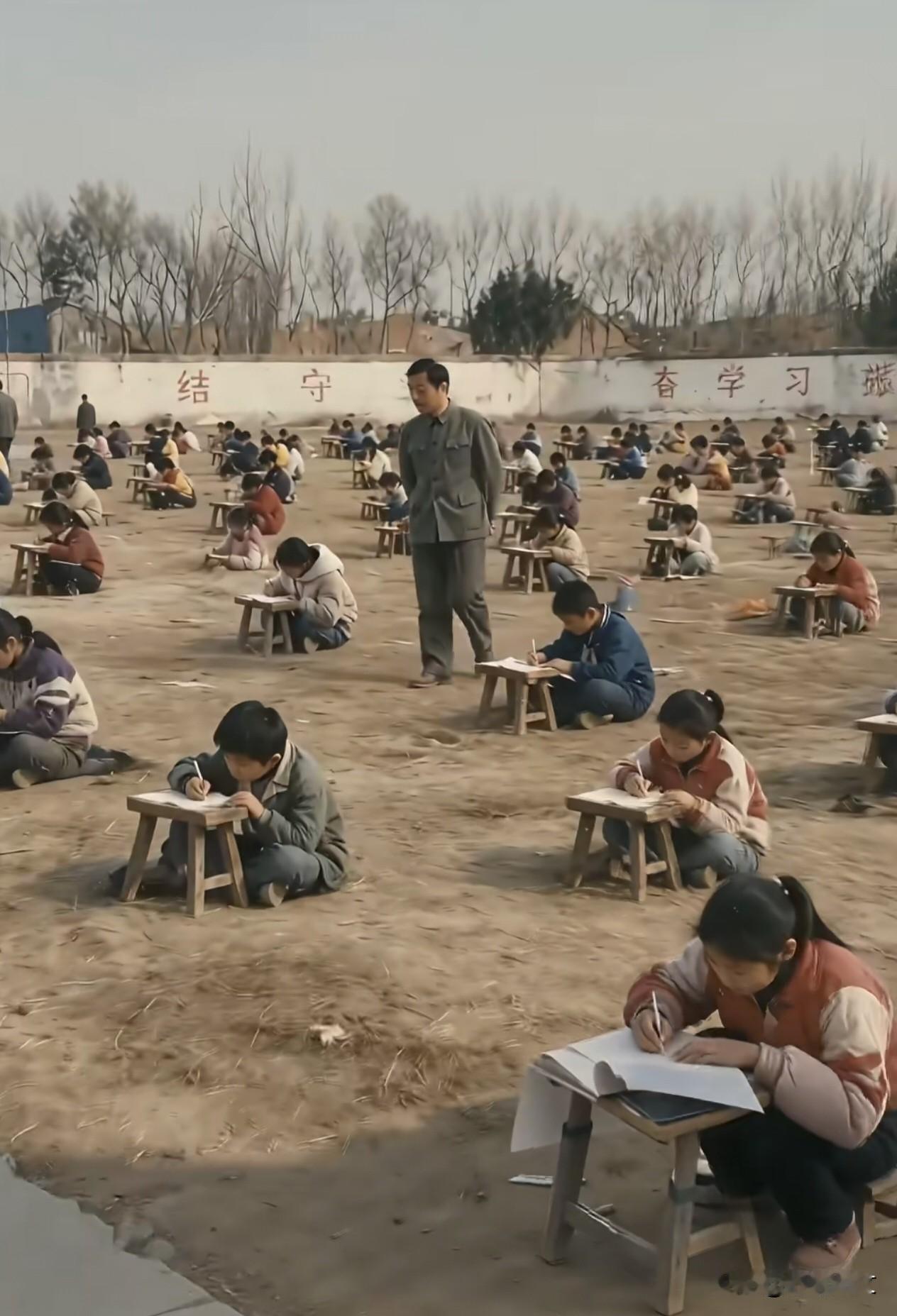 这是我妈给我看的
她小时候上学考试的场景
我有点不相信。
那么小的孩子就坐在泥土