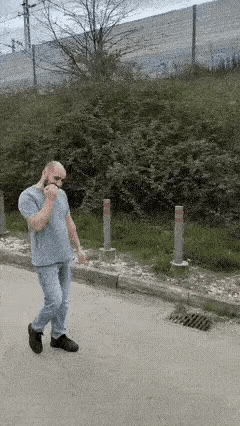 再棒的体格，再狠的招式，再火爆的脾气；见到小匣子都秒怂了下来！[泪奔]