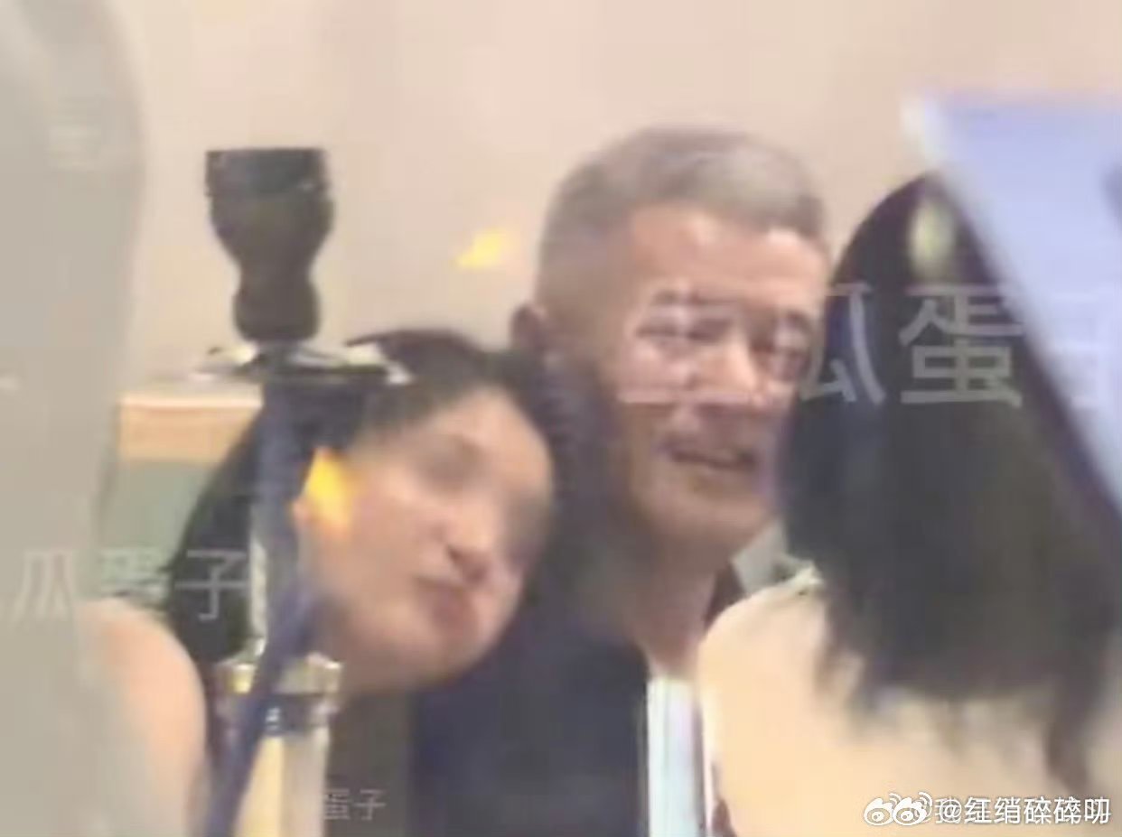 那英老公回应坐着也需要搀扶？？搀扶他怎么是女的靠在他身上？？[黄鸡大笑][黄鸡大
