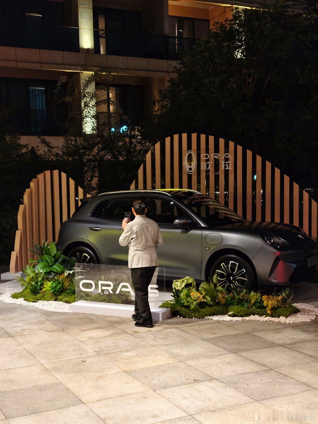来参加欧拉活动在酒店门口看到一个特有意思的事保洁阿姨举着手机对着欧拉5看来看去应