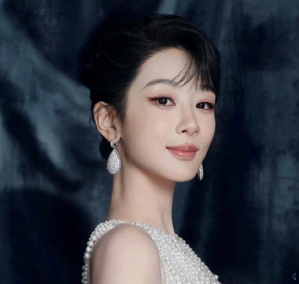 杨紫工作室上线了，换了一个高冷的头像