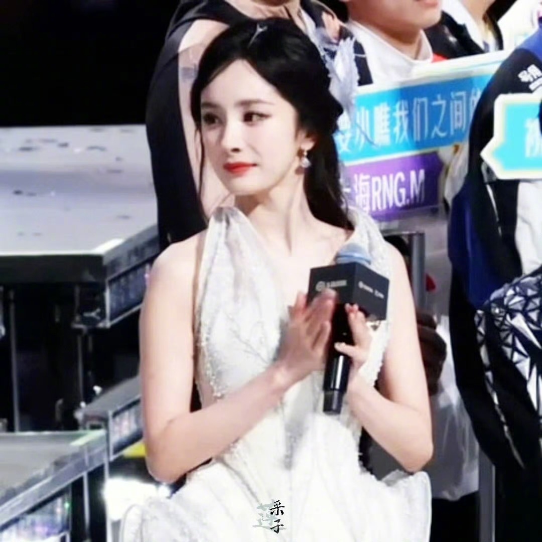 两大85花杨幂、赵丽颖今日活动造型🈶。 ​​​