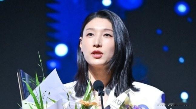 金软景作为韩国传奇女排球员，影响力不只是排球领域，已经渗透到生活的各个方面，比如