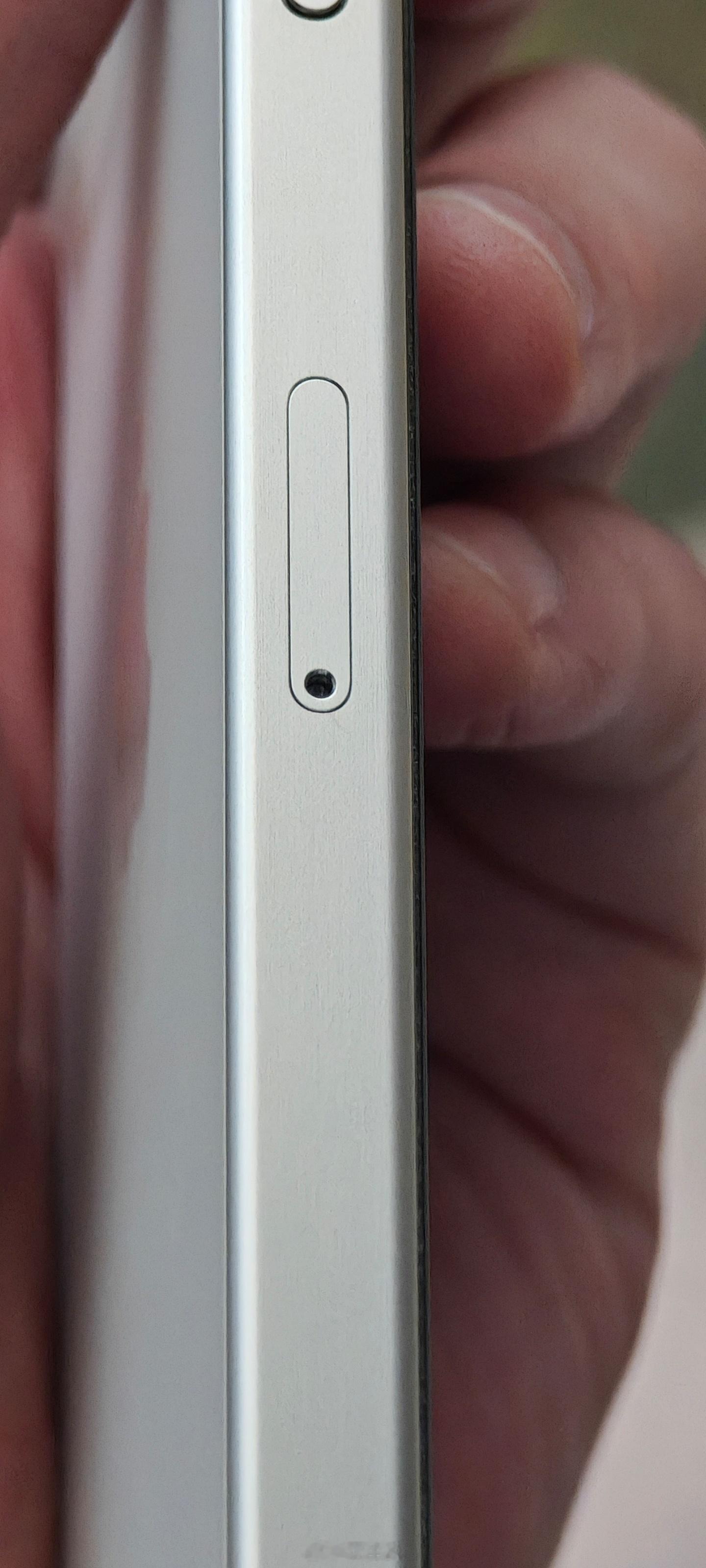 iPhone 16 Pro系列的钛合金边框从15 Pro的拉丝变成了和三星S24