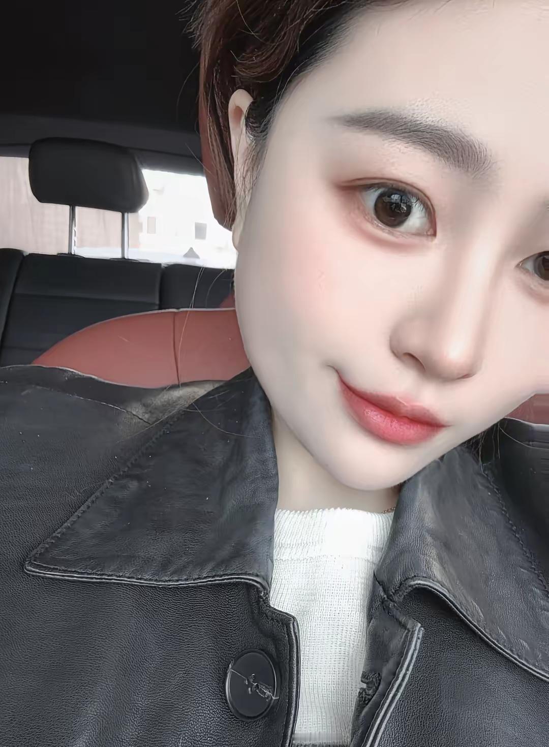 32岁就被叫“大龄剩女”？
这热搜看得我火气蹭蹭往上涨！
现在这世道，没结过婚的