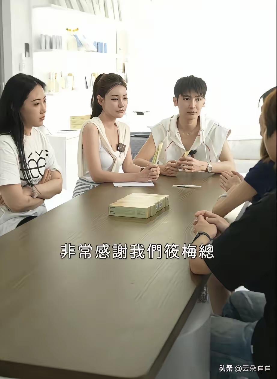 小梅能那么安心工作，真的是要感谢自己的妈妈，很厉害，帮她照顾家里，带孩子，煮给孩