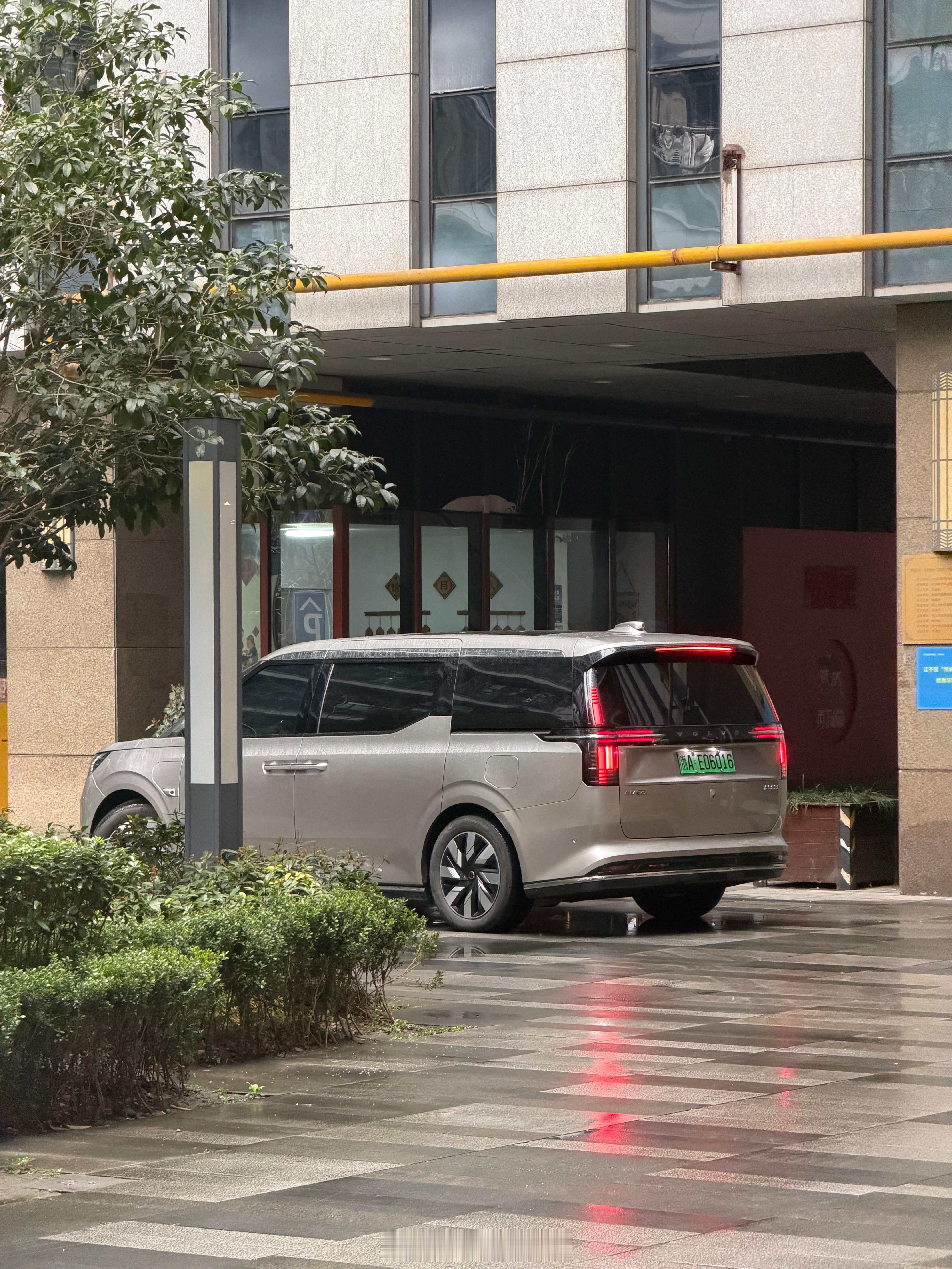 总算回杭了昨天常州睡了一晚亏了300第一天开工差点迟到好在总算到了浙江的电比江苏