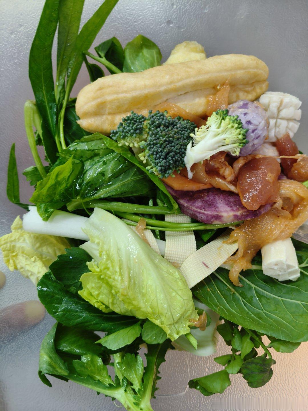 开始养生，进入每天吃菜叶子的时光好在有麻辣烫，吃菜叶子能更好下嘴。新陈代谢真没二