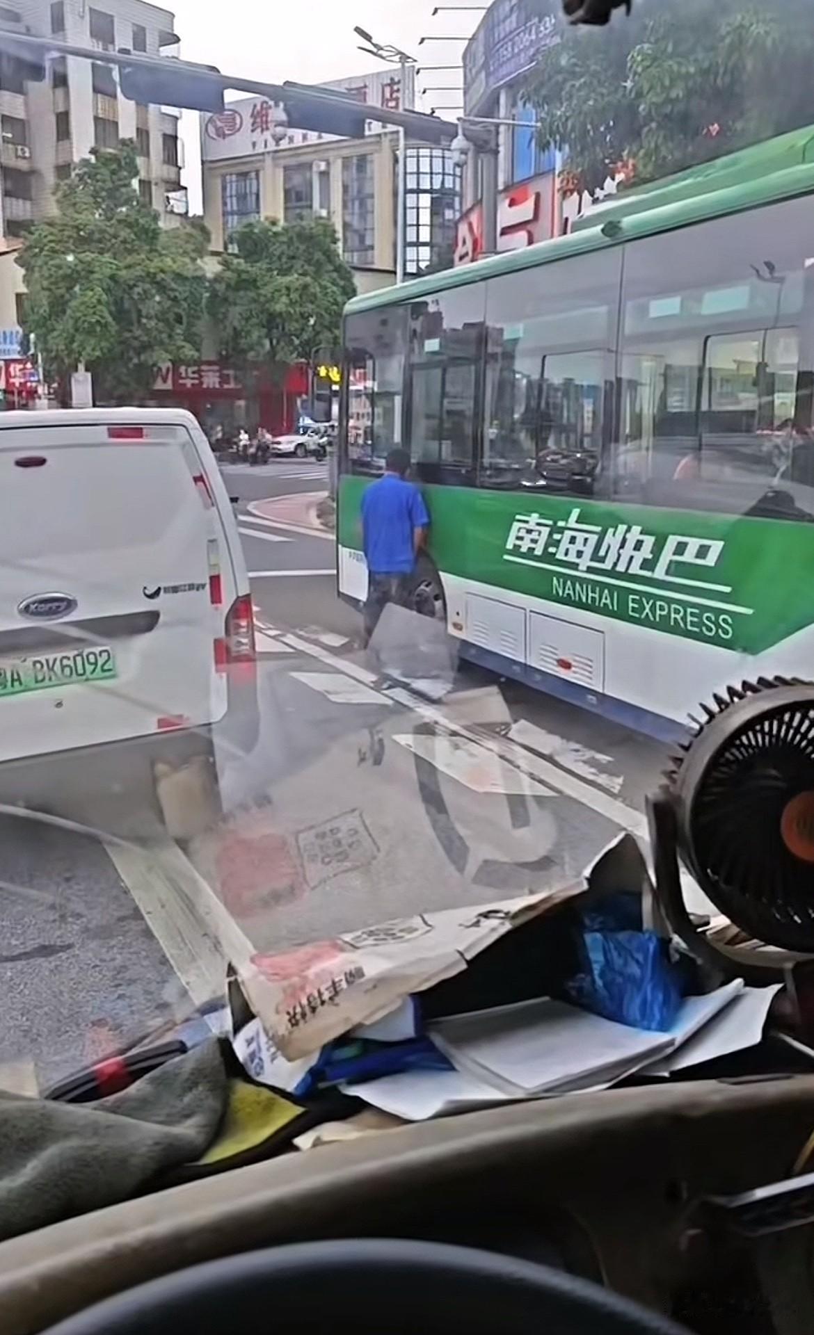 肥水不流外人田，天太热了，公交车司机给自己车轮降降温！
