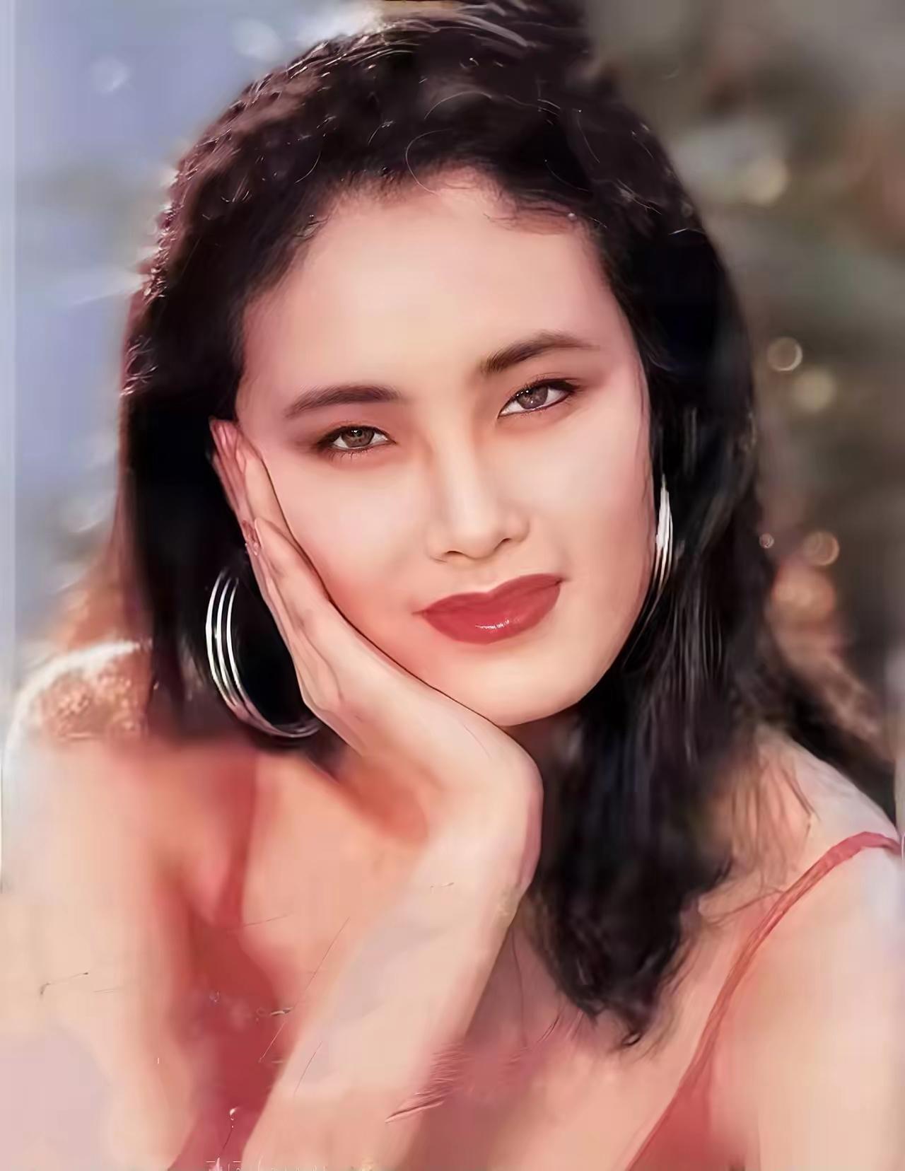 照片上这位长有一副异域风情面孔的时尚女郎名叫贾妮。她1969年出生于山东烟台，1