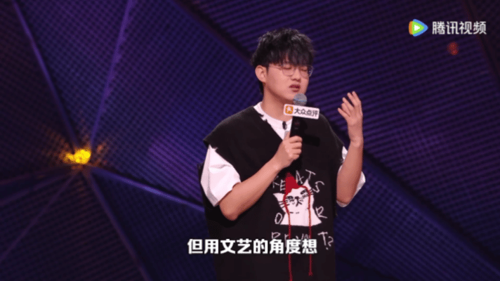 闫妮被文艺是不逢春的戳中了脱口秀和Ta的朋友们闫妮当领笑员都透着一股微醺劲，文艺