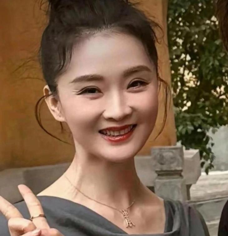 王艳的丈夫七年生死两茫茫，丈夫不知所踪，就在豪华豪宅被公开拍卖的那一天，继子王烁