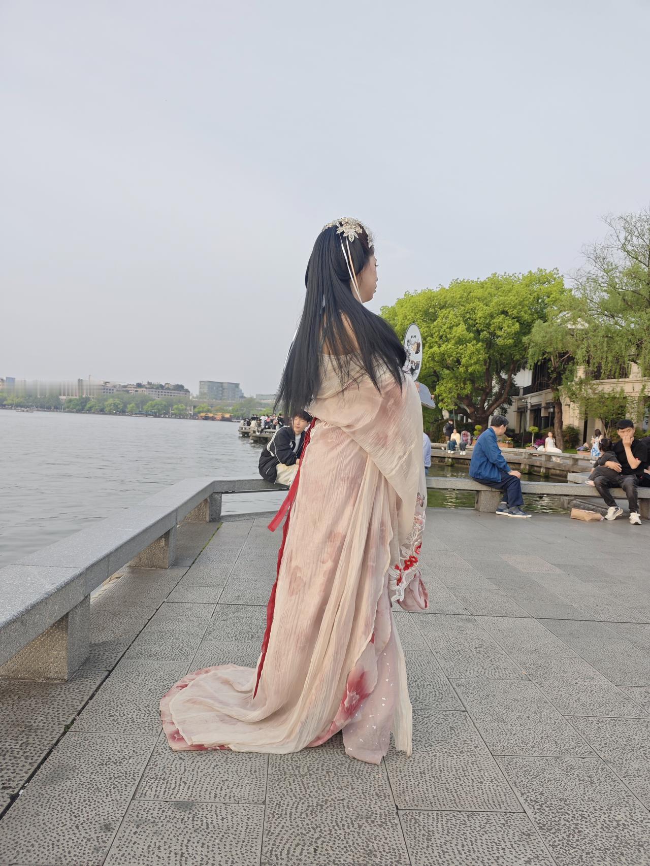 西湖总是那么被人们喜欢，昨天气温高达27℃，美女小姐姐开启了展示青春之美。有穿短