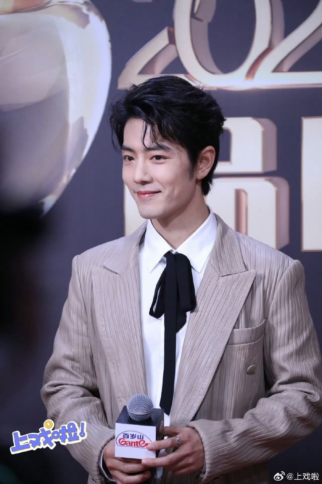 肖战上场之前至少五个媒体偷吃了金嗓子 肖战上场之前至少五个媒体偷吃了金嗓子，哈哈